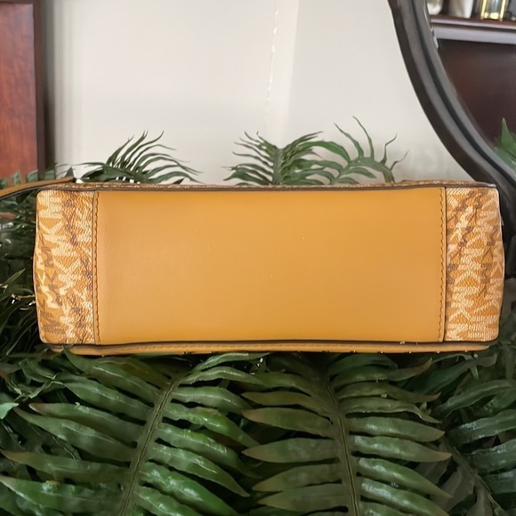 Brand New Michael Kors Soho Large Frameout Chain Shoulder Purse Marigold - Picture 10 of 16